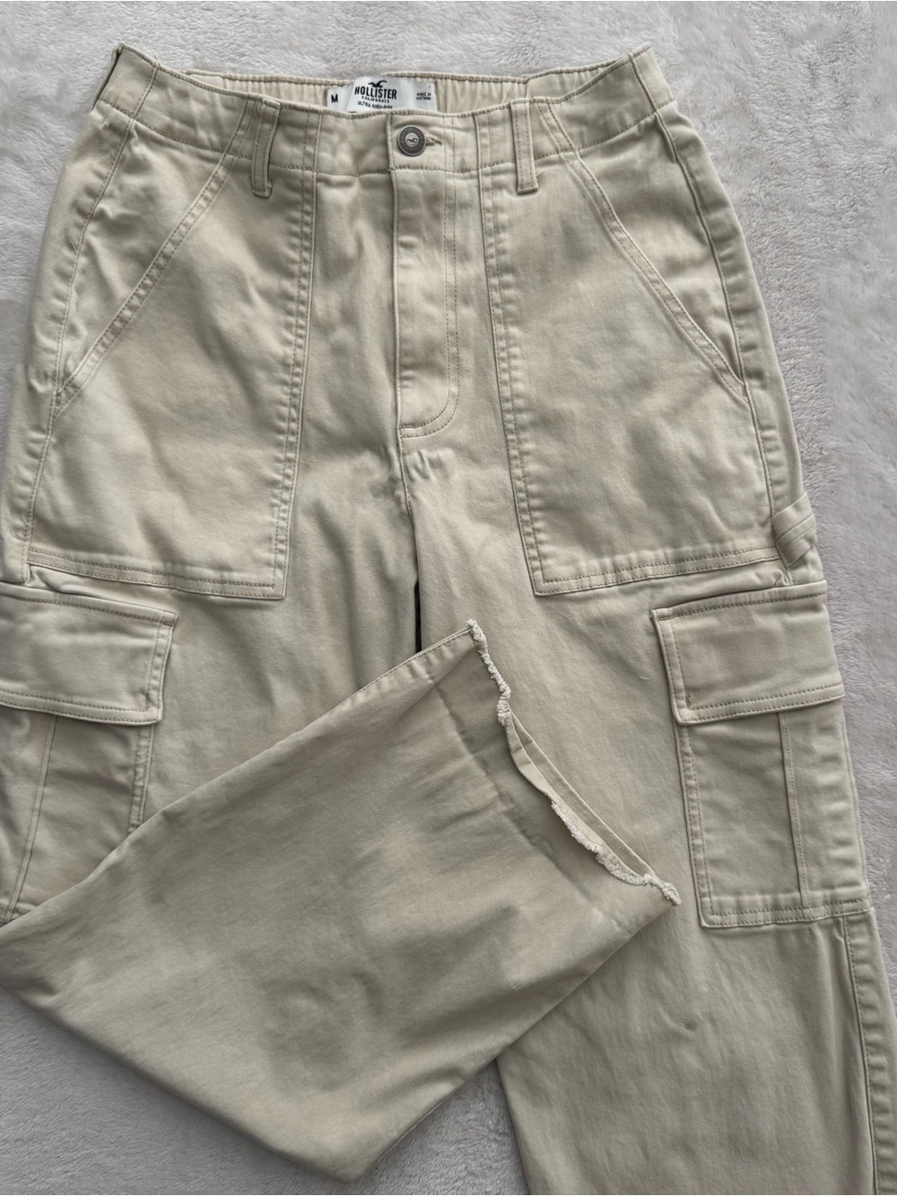 Hollister Ultra High-Rise Straight-Leg Cargo Pants 🤍